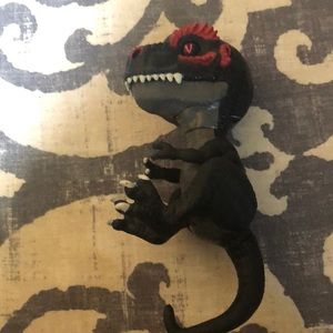 Fingerling dinosaur raptor
